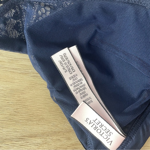 Victoria’s Secret navy front clasp lace triangle bralette - Picture 3 of 3